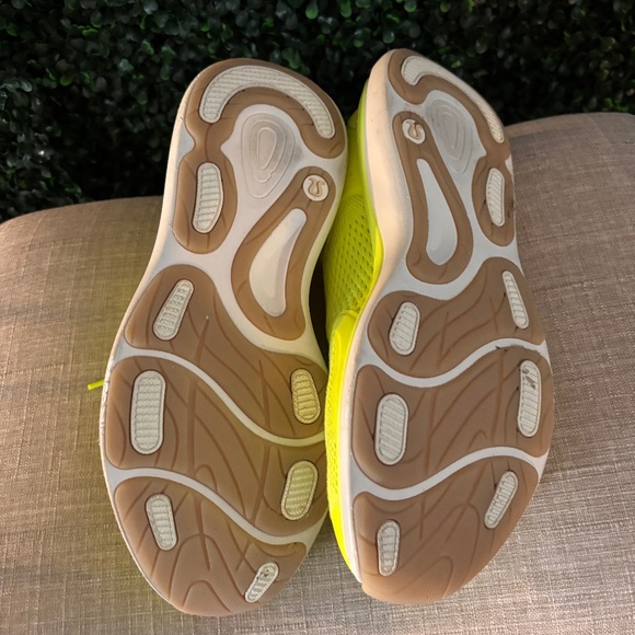 Lululemon Athletica Chargefeel Low Women’s Workout Shoe Size 9 Highlight Yellow - Picture 2 of 3